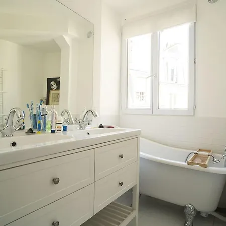 Bright 65M With Balcony In Paris! Apartment
